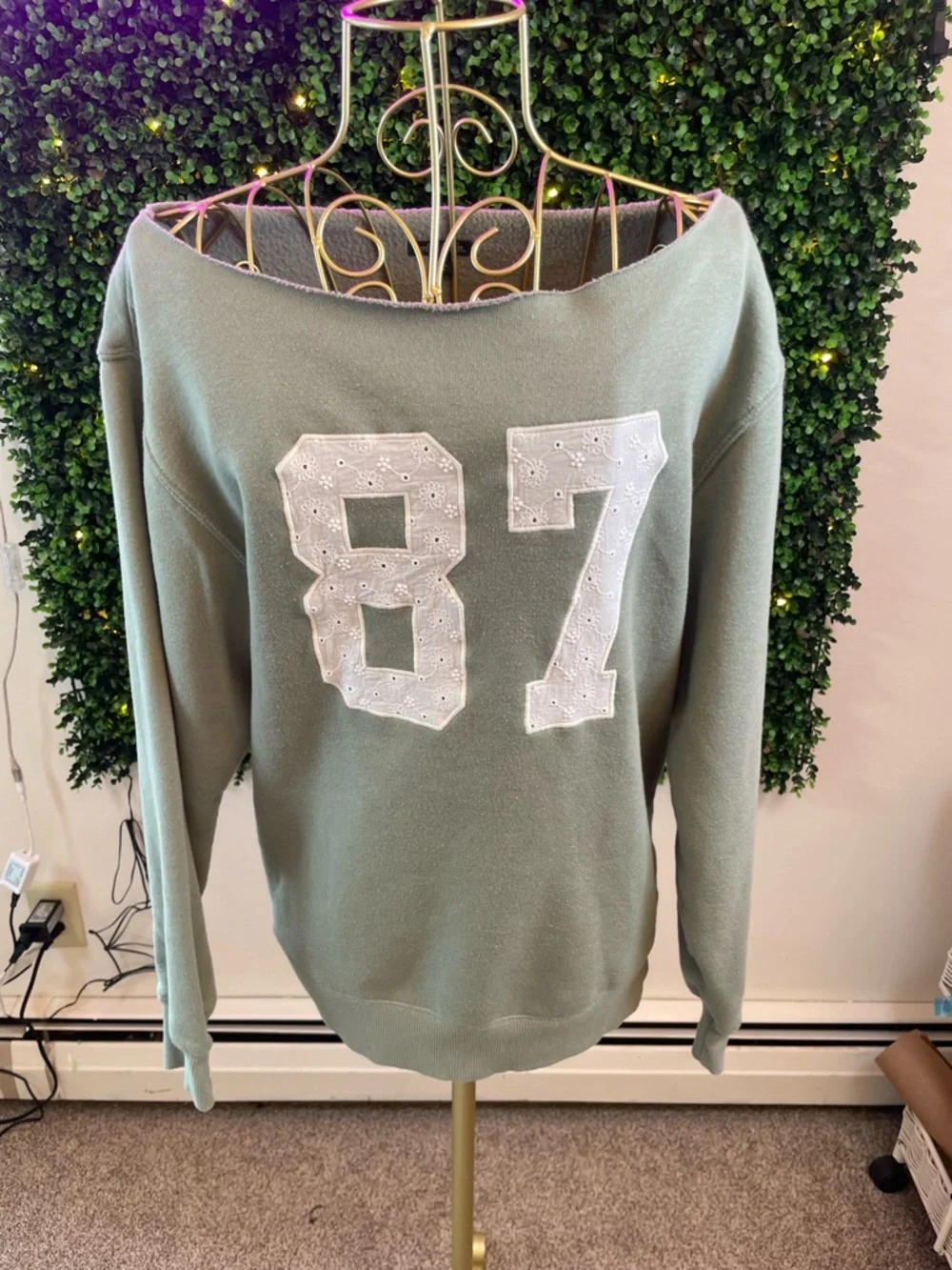*SOLD*🐶wild fable over the shoulder sweatshirt - Picture 2 of 10